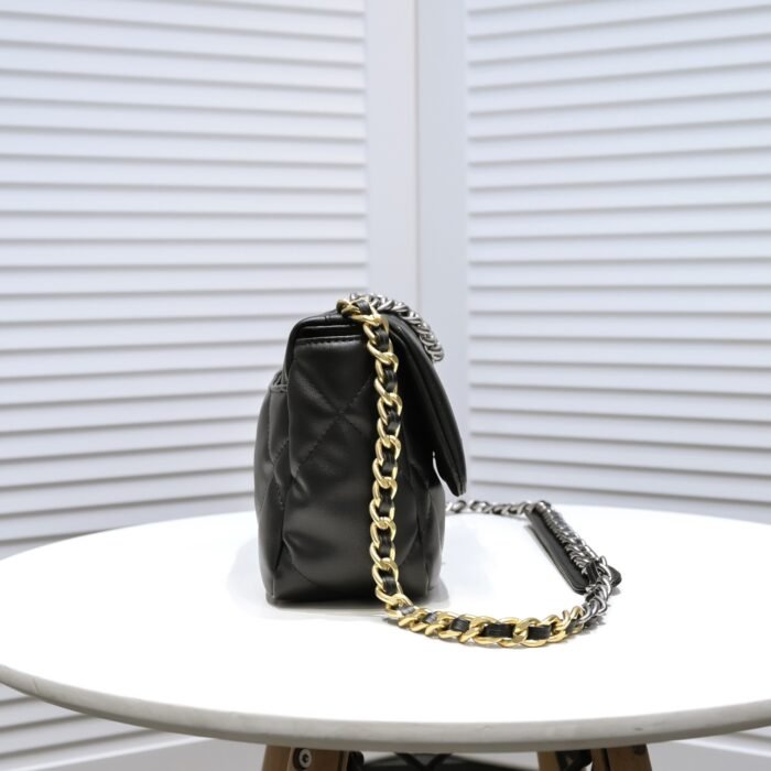 ⁦Chanel Chanel Lambskin Quilted Small 19 Flap Shoulder Bag Handbag⁩ - الصورة ⁦2⁩