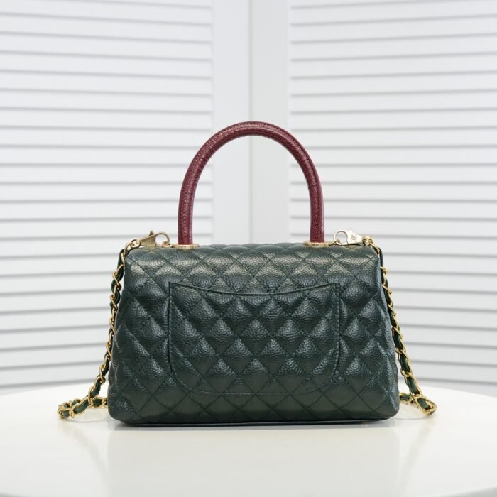 ⁦Chanel Stripe Gold Buckle Medium Shoulder Bag Handbag⁩ - الصورة ⁦3⁩
