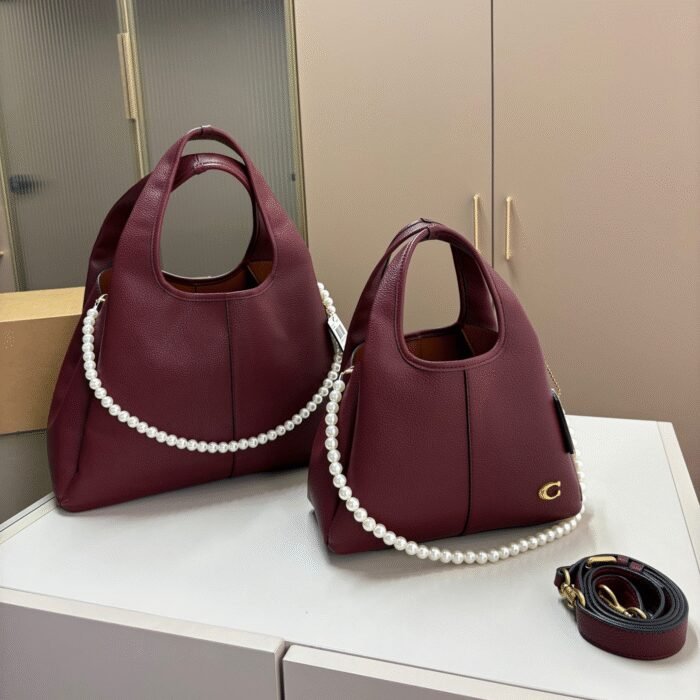 ⁦Coach Lana Shoulder Bag 33⁩ - الصورة ⁦4⁩