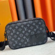 ⁦Louis Vuitton LV Alpha Messenger Shoulder Bag⁩ - الصورة ⁦4⁩