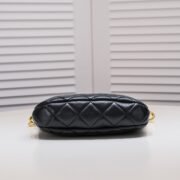 ⁦Chanel 23A Fringed Gold Chain Hobo Underarm Shoulder Bag Handbag⁩ - الصورة ⁦4⁩