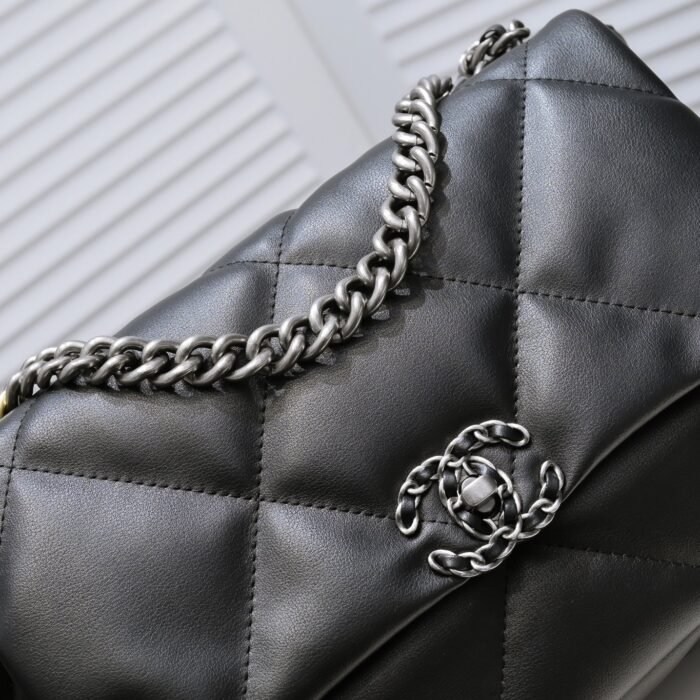 Chanel Lambskin Quilted Medium19 Flap Shoulder Bag Handbag - Image 6