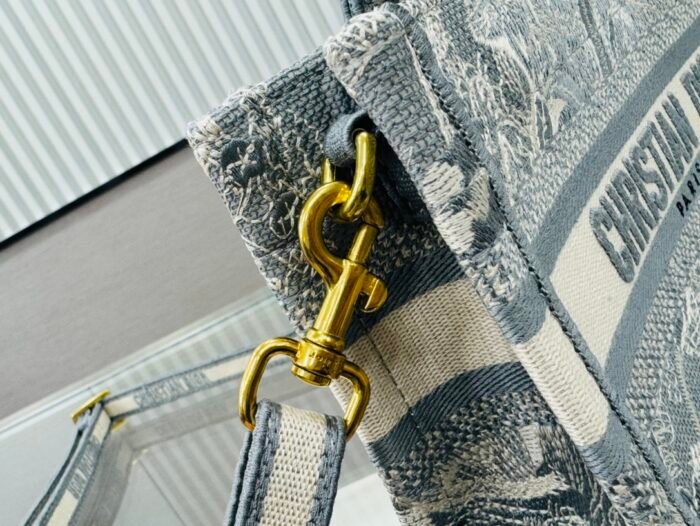 ⁦Dior Book Tote Mini Grey Tiger Embroider Shoulder Bag Handbag⁩ - الصورة ⁦6⁩