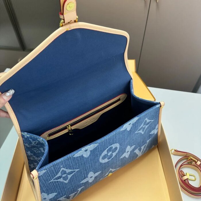 ⁦Louis Vuitton LV Diane Denim Messenger Shoulder Bag Handbag⁩ - الصورة ⁦7⁩