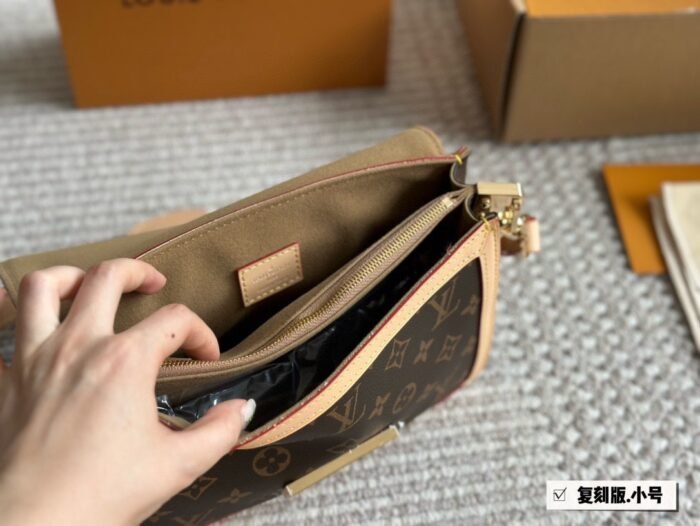 ⁦Louis Vuitton Dauphine Soft Shoulder Bag Handbag⁩ - الصورة ⁦7⁩