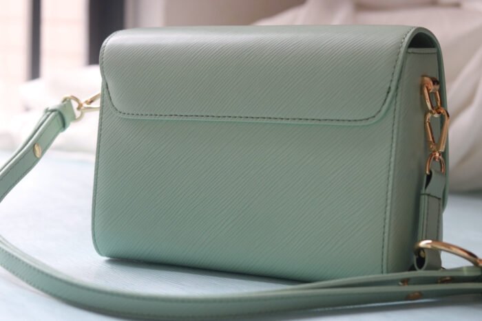 ⁦Louis Vuitton LV Twist Heart Embellished Shoulder Crossbody Bag M24036⁩ - الصورة ⁦8⁩