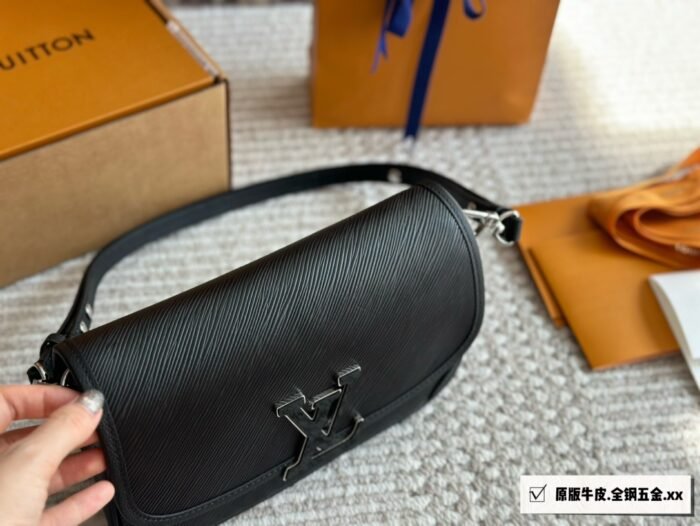 ⁦Louis Vuitton Buci Shoulder Bag Handbag⁩ - الصورة ⁦4⁩
