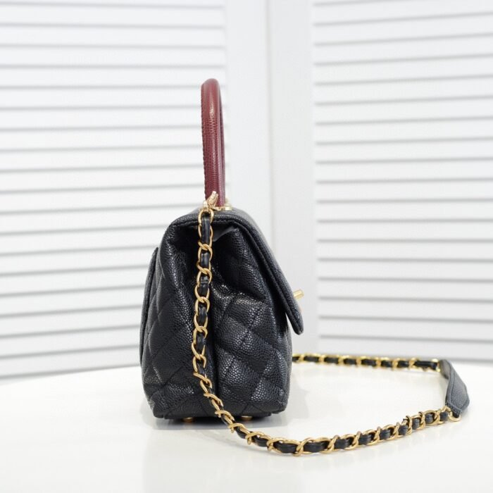 ⁦Chanel Stripe Gold Buckle Medium Shoulder Bag Handbag⁩ - الصورة ⁦2⁩