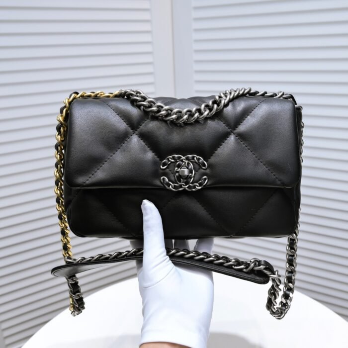 ⁦Chanel Chanel Lambskin Quilted Small 19 Flap Shoulder Bag Handbag⁩ - الصورة ⁦5⁩