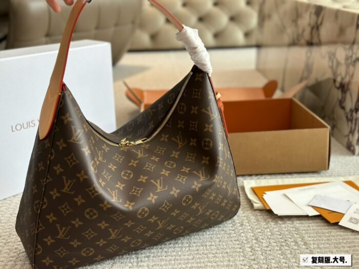 ⁦Louis Vuitton Slouchy MM Shoulder Bag Handbag⁩ - الصورة ⁦3⁩