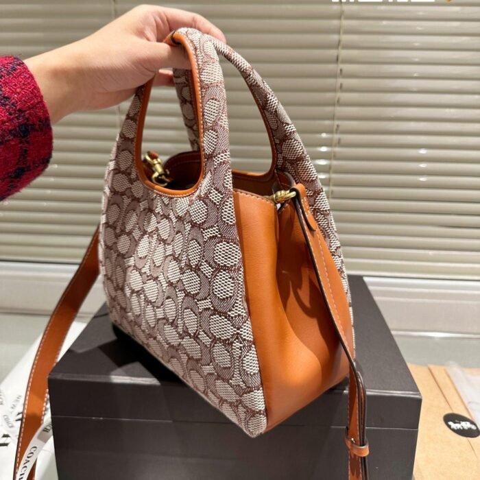⁦Coach Lana Shoulder Bag 23 In Signature Jacquard⁩ - الصورة ⁦6⁩