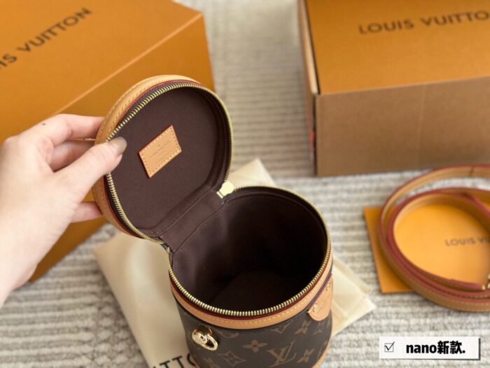 ⁦Louis Vuitton Cannes Shoulder Bag Handbag⁩ - الصورة ⁦9⁩