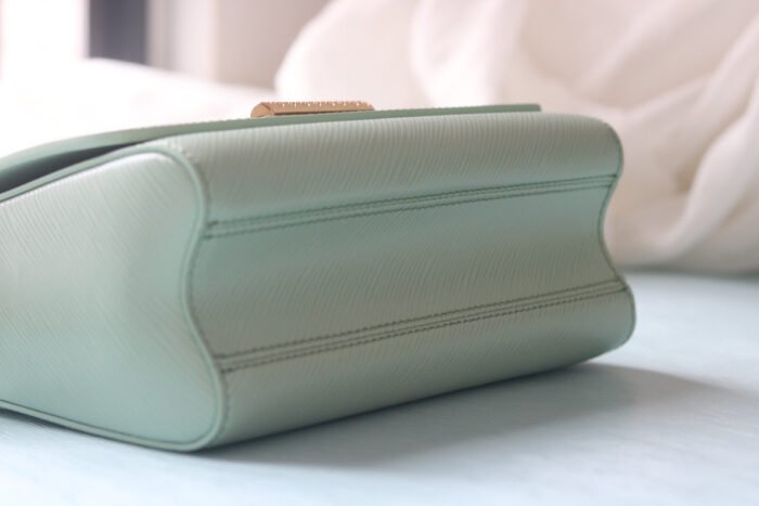 ⁦Louis Vuitton LV Twist Heart Embellished Shoulder Crossbody Bag M24036⁩ - الصورة ⁦9⁩