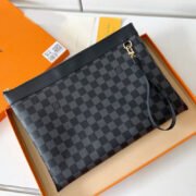 ⁦Louis Vuitton LV Discovery Handbag Clutch Toiletry Bag⁩ - الصورة ⁦4⁩