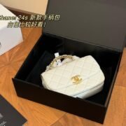 ⁦Chanel-mini-flap-bag-with-enamel-handle⁩ - الصورة ⁦4⁩