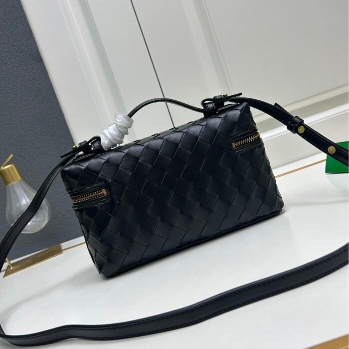 ⁦Bottega Veneta Intrecciato Mini Shoulder Crossbody Cosmetic Bag⁩ - الصورة ⁦8⁩