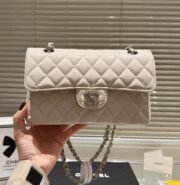 ⁦CHANEL Classic Caviar Flap Bag Handbag 23CM Shoulder Bag⁩ - الصورة ⁦2⁩