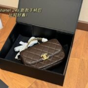 ⁦Chanel-mini-flap-bag-with-enamel-handle⁩ - الصورة ⁦10⁩