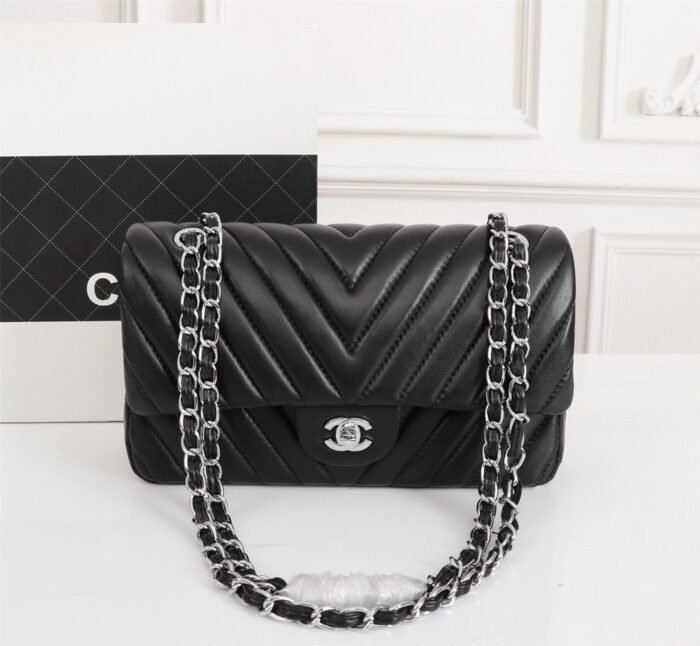 ⁦Chanel Clacssic Flap CF Chain Shoulder Strap Bag⁩ - الصورة ⁦3⁩