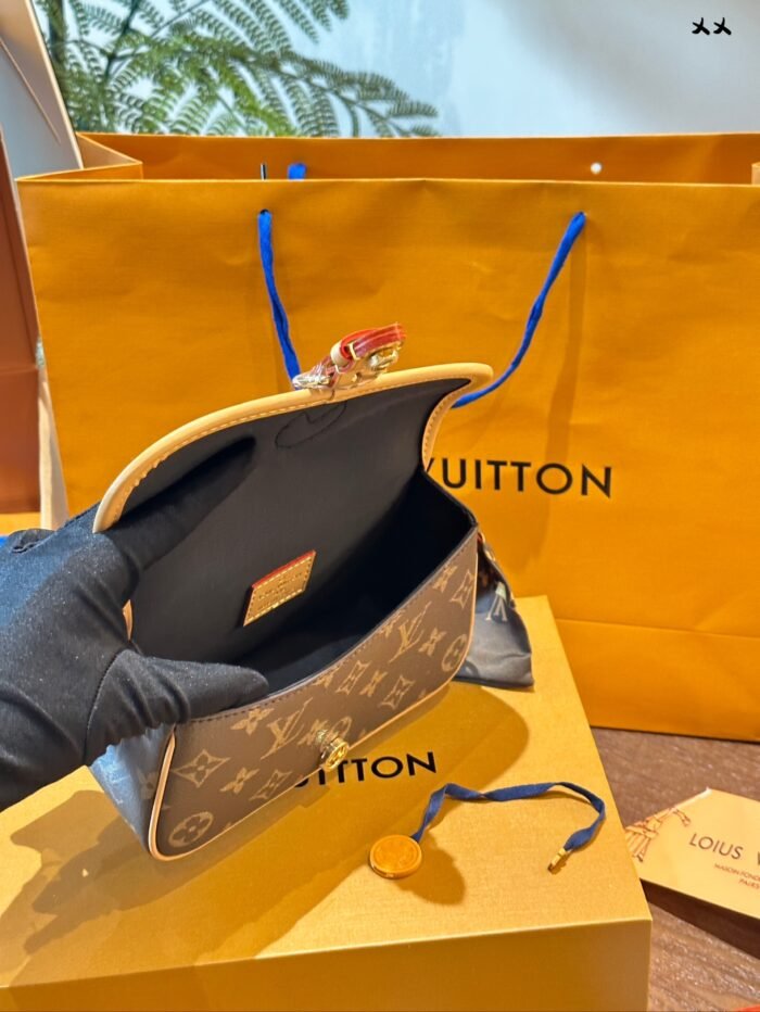⁦Louis Vuitton Nano Diane Shoulder Bag Handbag⁩ - الصورة ⁦7⁩