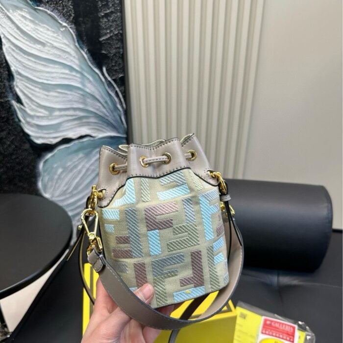 ⁦FENDI Fendi Iconic embossed FF pattern Bucket Bpattern Bucket Bag Shoulder Handbag  8BS093-AUPI-F1SKI⁩ - الصورة ⁦2⁩