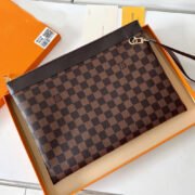 ⁦Louis Vuitton LV Discovery Handbag Clutch Toiletry Bag⁩ - الصورة ⁦5⁩