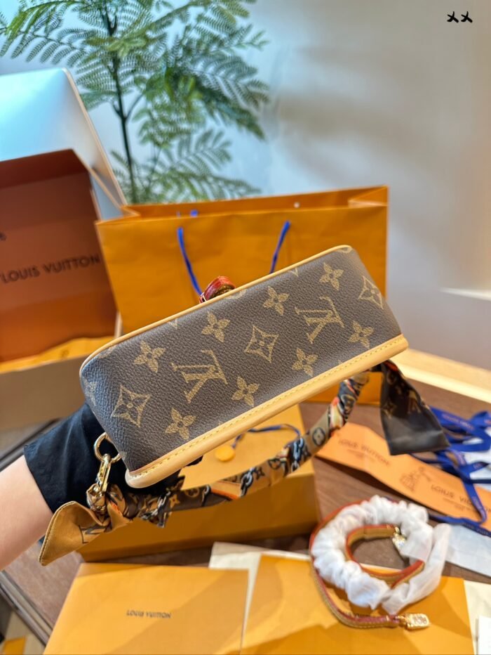 ⁦Louis Vuitton Nano Diane Shoulder Bag Handbag⁩ - الصورة ⁦8⁩
