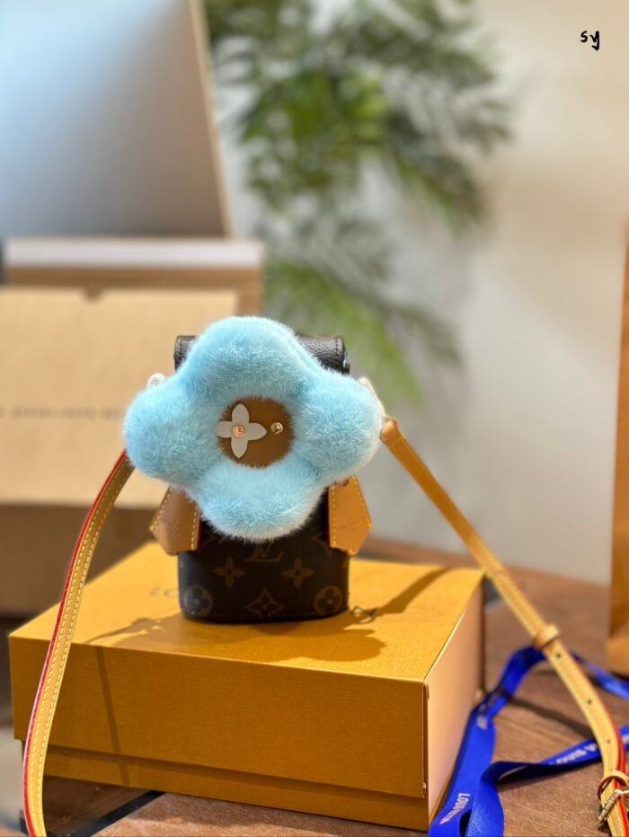 ⁦Louis Vuitton Vivienne Shoulder Bag Handbag⁩ - الصورة ⁦1⁩