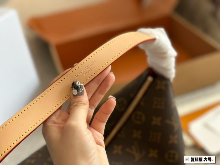 ⁦Louis Vuitton Slouchy MM Shoulder Bag Handbag⁩ - الصورة ⁦6⁩