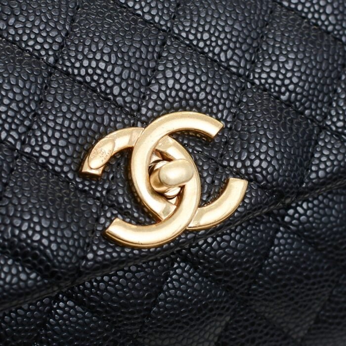 ⁦Chanel Stripe Gold Buckle Medium Shoulder Bag Handbag⁩ - الصورة ⁦6⁩