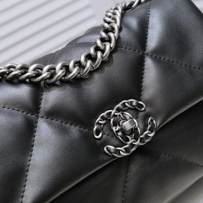 ⁦Chanel Chanel Lambskin Quilted Small 19 Flap Shoulder Bag Handbag⁩ - الصورة ⁦7⁩