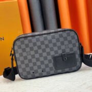 ⁦Louis Vuitton LV Alpha Messenger Shoulder Bag⁩ - الصورة ⁦2⁩