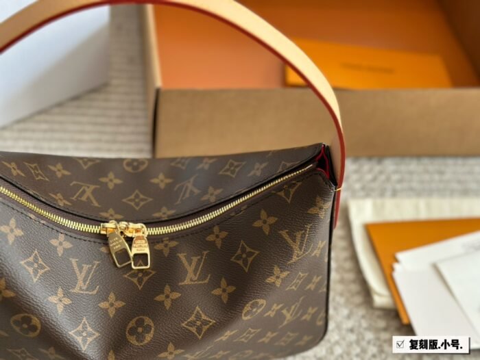 ⁦Louis Vuitton Slouchy MM Shoulder Bag Handbag⁩ - الصورة ⁦2⁩