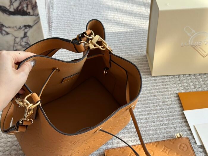 ⁦Louis Vuitton NeoNoe Shoulder Bag Handbag⁩ - الصورة ⁦9⁩