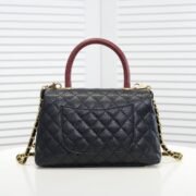 ⁦Chanel Stripe Gold Buckle Medium Shoulder Bag Handbag⁩ - الصورة ⁦3⁩