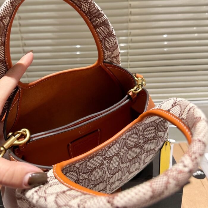 ⁦Coach Lana Shoulder Bag 23 In Signature Jacquard⁩ - الصورة ⁦10⁩