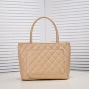 ⁦Chanel Vintagep Hilton Bag Tote  Shoulder Bag Handbag⁩ - الصورة ⁦3⁩