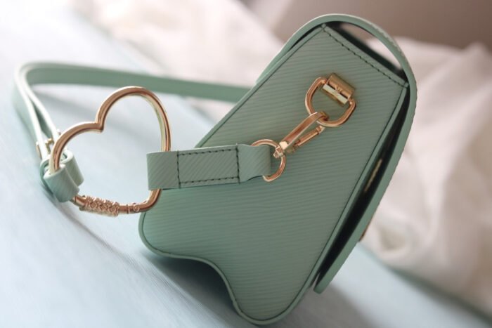 ⁦Louis Vuitton LV Twist Heart Embellished Shoulder Crossbody Bag M24036⁩ - الصورة ⁦6⁩