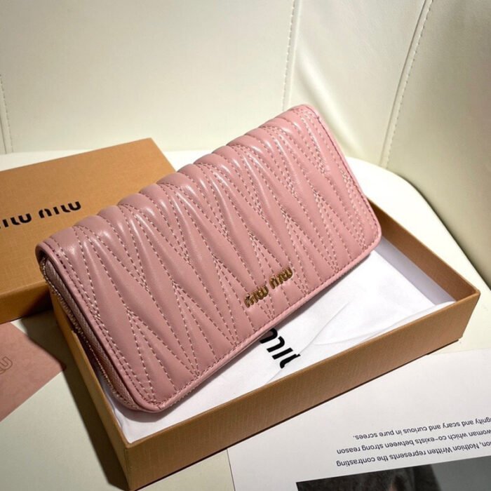 ⁦Miumiu Matelassé Leather Card Bag⁩ - الصورة ⁦1⁩