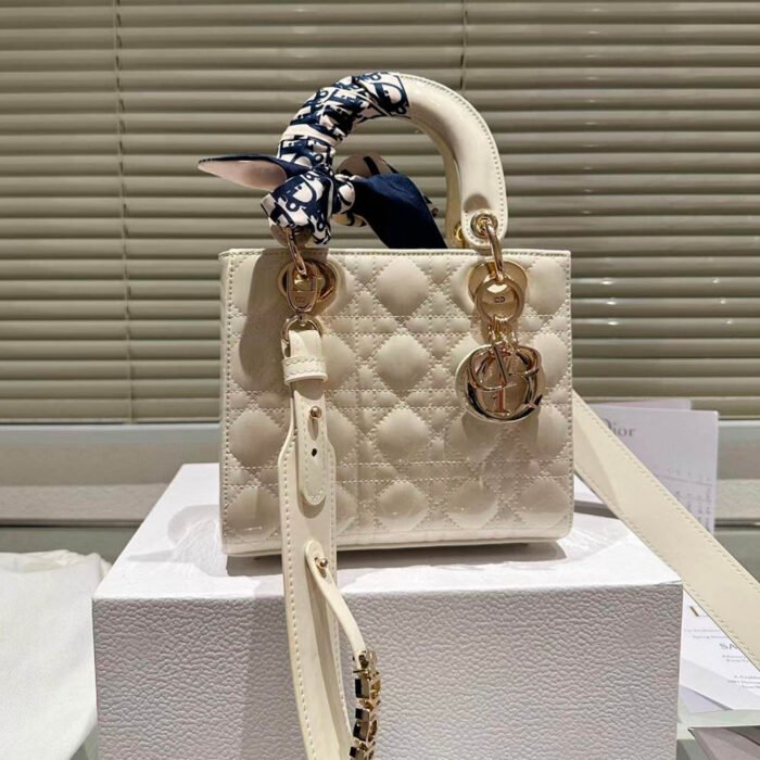 ⁦Dior Small Lady Bag - Lacquered Calfskin⁩ - الصورة ⁦4⁩