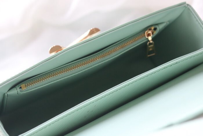 ⁦Louis Vuitton LV Twist Heart Embellished Shoulder Crossbody Bag M24036⁩ - الصورة ⁦10⁩