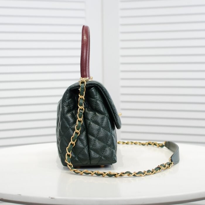 ⁦Chanel Stripe Gold Buckle Medium Shoulder Bag Handbag⁩ - الصورة ⁦2⁩