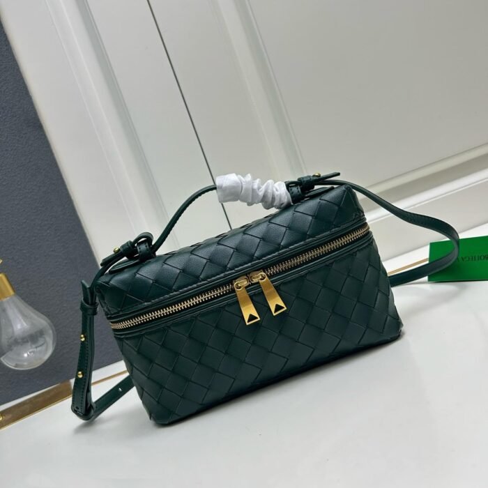 ⁦Bottega Veneta Intrecciato Mini Shoulder Crossbody Cosmetic Bag⁩ - الصورة ⁦11⁩