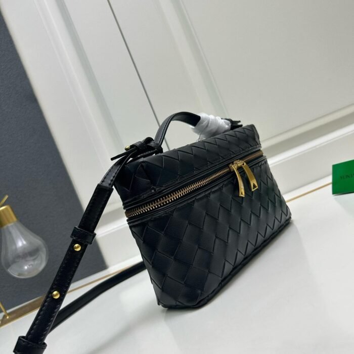 ⁦Bottega Veneta Intrecciato Mini Shoulder Crossbody Cosmetic Bag⁩ - الصورة ⁦6⁩