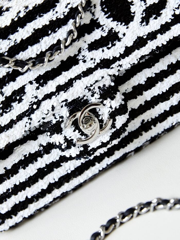 Chanel 10A Handbag Shoulder Bag Top Mirror Quality Version CHANEL AS4561 - Image 2