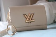 ⁦Louis Vuitton LV Twist Heart Embellished Shoulder Crossbody Bag M24036⁩ - الصورة ⁦5⁩