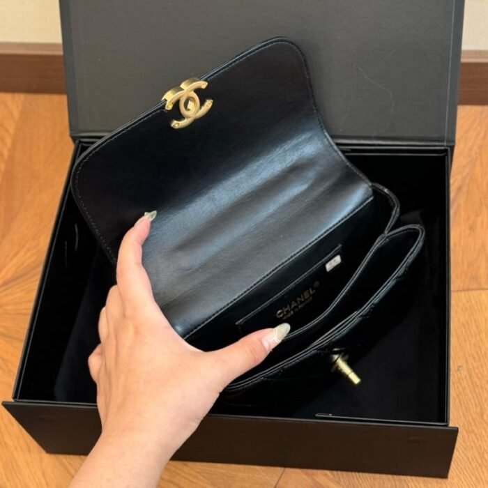 ⁦Chanel-mini-flap-bag-with-enamel-handle⁩ - الصورة ⁦7⁩