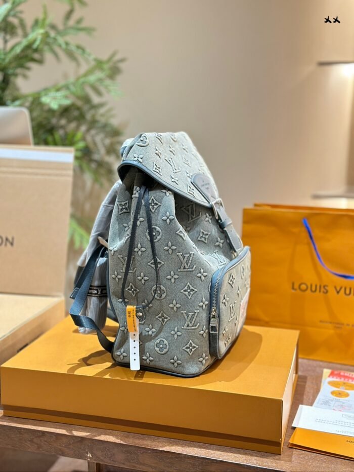⁦Louis Vuitton Denim Backpack Bag⁩ - الصورة ⁦3⁩