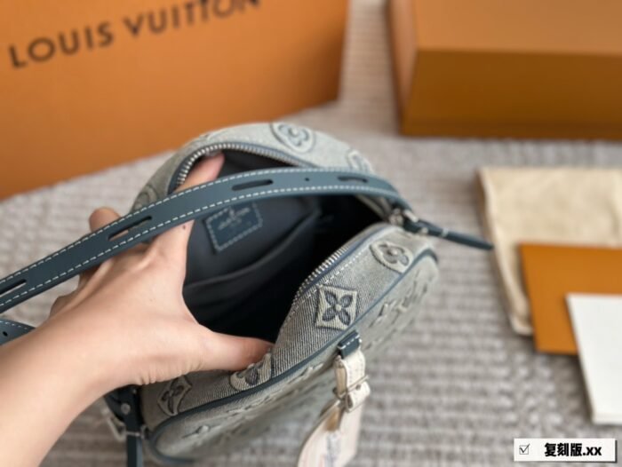 ⁦Louis Vuitton Denim Shoulder Bag Handbag⁩ - الصورة ⁦9⁩