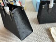 ⁦Louis Vuitton Onthego Shoulder Bag Handbag⁩ - الصورة ⁦5⁩